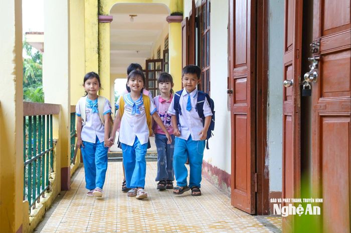 Tiếng trống khai giảng không chỉ báo hiệu một năm học mới, mà còn thắp lên niềm tin và hy vọng cho học trò vùng cao. Từ những bản, làng xa xôi của Nghệ An, hành trình đến trường lại tiếp tục, mang theo khát vọng tri thức và ước mơ về một tương lai tươi sáng. Ảnh: Đình Tuyên