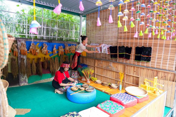 Tại Trường Mầm non Châu Phong (xã Hùng Chân), các cô giáo đã dọn dẹp, trang trí lớp học đầy đủ, gọn gàng. Bàn ghế được lau chùi, góc học tập được sắp xếp ngăn nắp, những mảng tường rực rỡ sắc màu với dòng chữ “Chào năm học mới” đã sẵn sàng chào đón các em nhỏ. Ảnh: Đình Tuyên