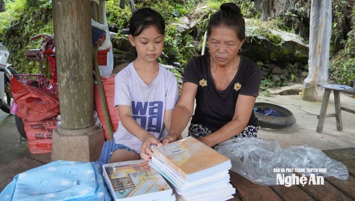 Trong niềm háo hức chung ấy, có những câu chuyện khiến người nghe không khỏi chạnh lòng. Em Hà Anh Đào, năm nay chuẩn bị bước vào lớp 6, ở bản Liên Đình, xã Con Cuông. Bố mẹ chia tay khi em còn rất nhỏ, từ đó Đào sống cùng ông bà nội đã ngoài 60 tuổi. Cuộc sống tuy còn nhiều thiếu thốn, nhưng ông bà vẫn cố gắng để kịp sắm cho cháu bộ đồng phục mới, cuốn vở và chiếc bút mới. Ảnh: Bá Hậu