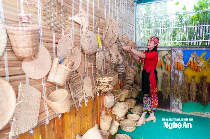 Những sản phẩm truyền thống như rổ, rá, gùi, quạt… do bà con trong bản đan lát đã được đưa vào gian hàng trưng bày, để các em học sinh tham quan, tìm hiểu trong các buổi học ngoại khóa. Ảnh: Đình Tuyên