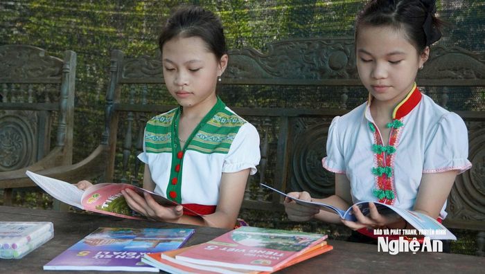 Các em học sinh cũng đã chuẩn bị đầy đủ sách vở mới, nâng niu từng cuốn vở, cây bút với niềm háo hức chờ đón ngày khai giảng. Ảnh: Bá Hậu