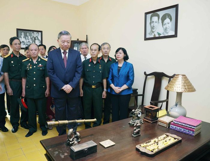 Tổng Bí thư Tô Lâm thăm Di tích nhà số 48 Hàng Ngang. Ảnh: TTXVN