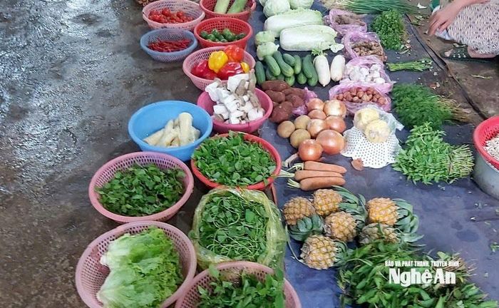 Từ sau bão số 5 đến nay, các mặt hàng rau ngày càng khan hiếm và tăng giá cao, khiến người tiêu dùng không khỏi lo lắng. Ảnh: Xuân Hoàng