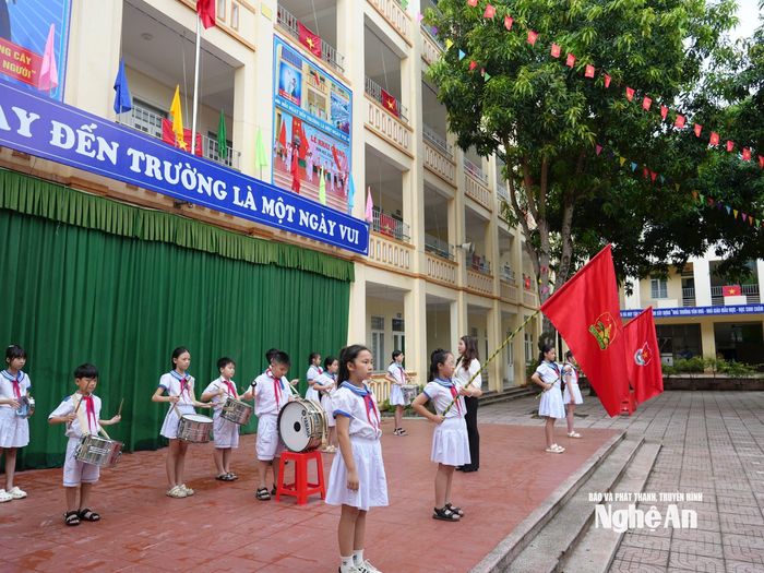 Trường Tiểu học Hà Huy Tập 2 tập dượt cho lễ khai giảng, chào đón năm học mới. Ảnh: Mỹ Hà