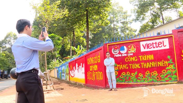 Những bức tranh tường thuộc khu phố Phú Trung 1, phường Bình Long trở thành địa điểm check-in của các bạn trẻ. Ảnh: Từ Huy