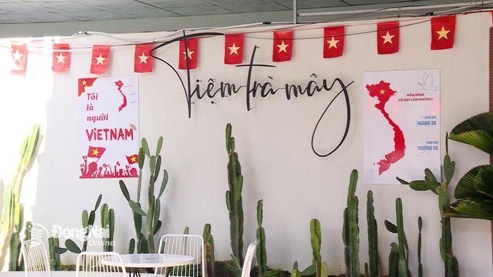 Những góc trưng bày theo chủ đề "Tự hào Việt Nam" của một quán cà phê trên đường Lý Thường Kiệt (phường Bình Phước). Ảnh: Từ Huy