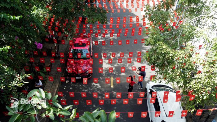 Góc phố Trần Hưng Đạo, Đặng Trần Thi (phường Bình Phước) rực rỡ cờ đỏ sao vàng, là điểm check-in của người dân. Ảnh: Từ Huy