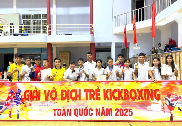 Đoàn vận động viên kickboxing trẻ Đồng Nai chụp hình lưu niệm tại giải. Ảnh: ĐVCC