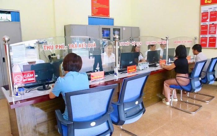  Người dân đến phường Văn Phú làm TTHC về đất đai. 