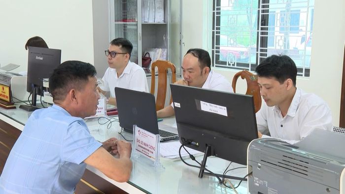  Phường Cam Đường tiếp nhận và giải quyết TTHC cho người dân. 