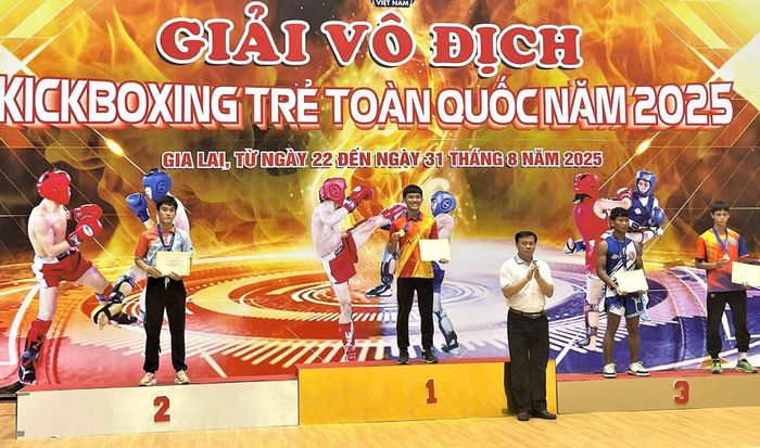 VĐV Kră Jăn Ha Than (áo xanh) trên bục nhận HC đồng