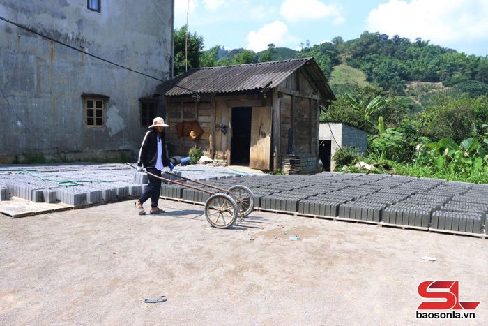 Sản xuất gạch không nung tại xã Chiềng Mai.