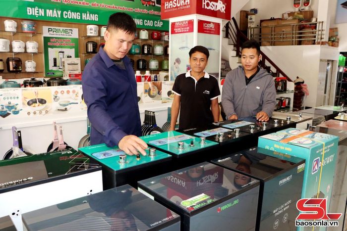 Nhân dân mua sắm tại cửa hàng điện tử, điện lạnh trên địa bàn xã Chiềng Mai