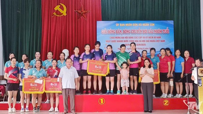 Ban Tổ chức trao giải cho các đội bóng chuyền hơi tại Giải bóng bàn, bóng chuyền hơi các nhóm tuổi xã Ngân Sơn.