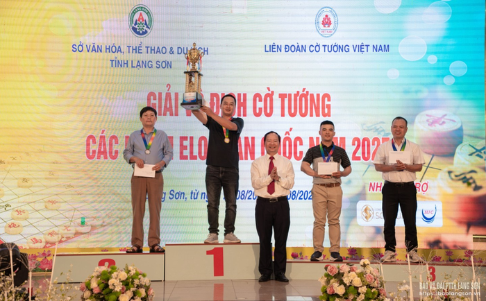 Đại diện Ban tổ chức trao giải cho các VĐV xuất sắc nhất nội dung cá nhân nam cờ tiêu chuẩn. Ảnh: baolangson.vn 