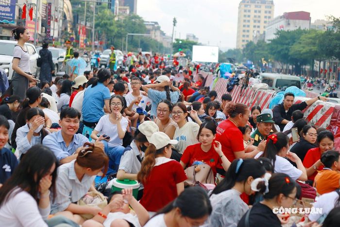 Các con phố có đội diễu binh, diễu hành đi ngang qua đã chật kín người.