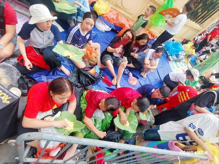 Đoàn 12 người nhà anh chị Sự - Nụ ăn bữa cơm chiều trong lúc chờ đợi xem diễu binh.