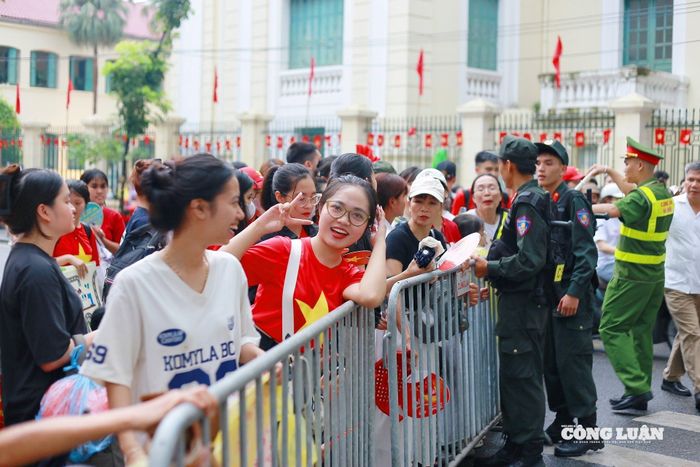 Nhiều bạn trẻ không ngại xếp hàng từ sáng sớm 1/9: "Được nhìn thấy Tổ quốc, nhìn thấy các chú là được"