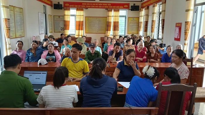  Tại xã Hà Linh, cơn bão số 6 đã khiến một số thôn bị ngập. Song nhờ có sự phối hợp chặt chẽ giữa các lực lượng đã giúp người dân nhận quà đúng dịp Quốc khánh dù một số khu vực vẫn còn bị ngập. 