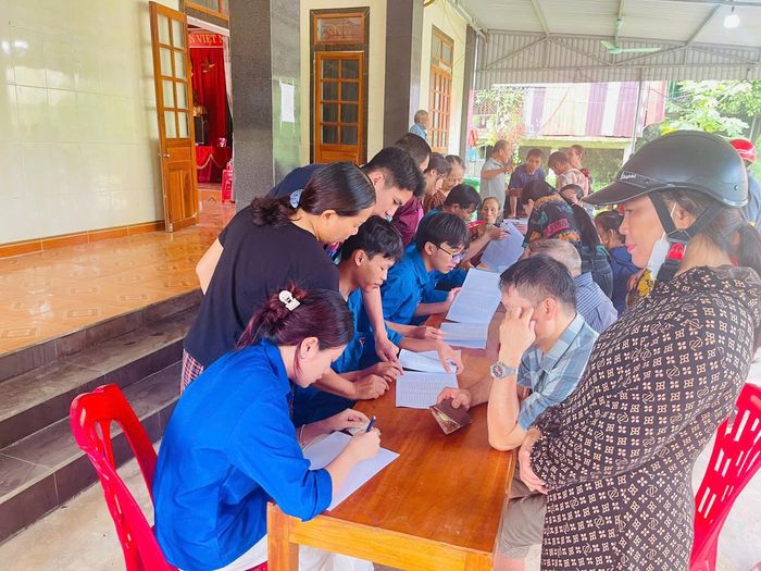  Tại các điểm chi trả ở nhà văn hóa thôn, thanh niên đồng hành cùng chính quyền địa phương trao quà dịp Tết Độc lập. 