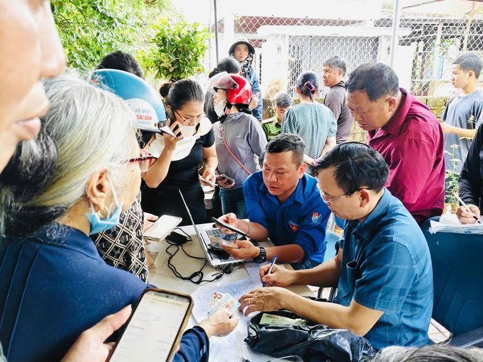  Tại các nhà văn hóa thôn, tổ dân phố nơi tập trung chi trả tiền hỗ trợ người dân dịp 2/9 có màu áo xanh tình nguyện. 