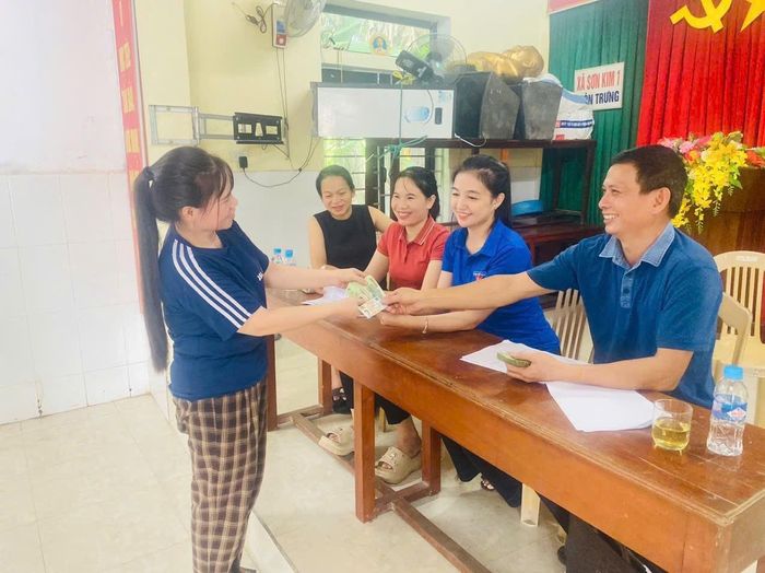  Ghi nhận tại xã Sơn Kim 1, đoàn thanh niên hỗ trợ kiểm tra danh sách, hướng dẫn bà con ký nhận, sắp xếp chỗ ngồi, đảm bảo trật tự để việc phát tiền diễn ra nhanh gọn. 