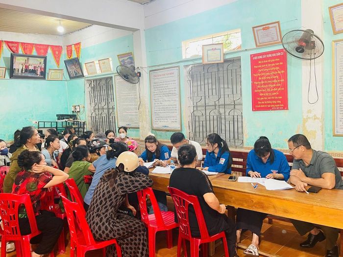  Tại xã Sơn Tây, ngay từ chiều 31/8, toàn bộ cán bộ, công an và lực lượng thanh niên được huy động, chia thành các nhóm về tại điểm nhà văn hóa thôn để phát quà. 