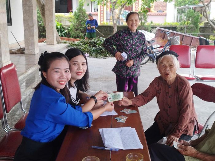 Hình ảnh đoàn viên, thanh niên gác lại ngày nghỉ, kiên trì cùng cán bộ cơ sở mang quà đến từng thôn, xóm đã để lại ấn tượng đẹp, lan tỏa tinh thần xung kích tình nguyện “đâu cần thanh niên có, việc gì khó có thanh niên”. 