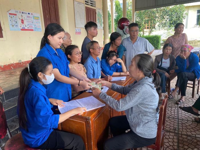  Ngày 1/9, tại 69 xã, phường trên địa bàn Hà Tĩnh, hàng trăm đoàn viên, thanh niên đã tạm gác lại thời gian nghỉ lễ Quốc khánh để cùng chính quyền địa phương triển khai chi trả quà an sinh cho người dân. Ảnh: HN 