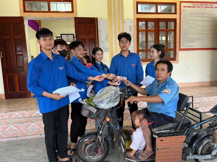  Tham gia tình nguyện tại các điểm chi trả tiền, nhiều đoàn thanh niên bày tỏ niềm vui, vinh dự khi được góp sức nhỏ của mình để người dân kịp thời nhận quà, đón Quốc khánh trong niềm vui chung của cả nước. 