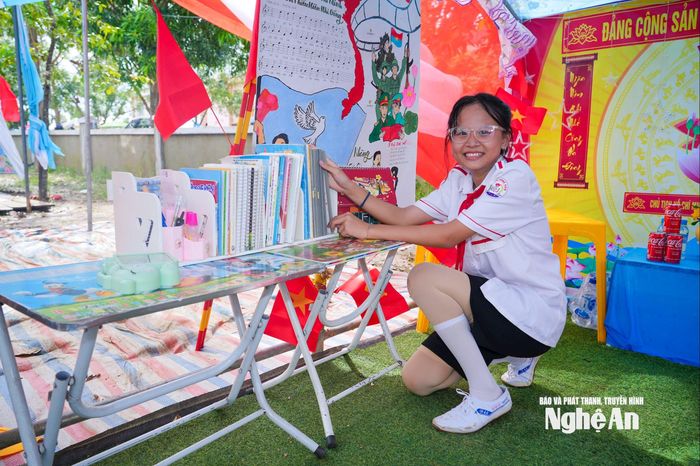 Một gian sách được trang trí sinh động trong khu hội trại, trở thành điểm hẹn ý nghĩa để các em nhỏ vừa vui chơi, vừa tiếp cận những trang sách bổ ích. Ảnh: Đình Tuyên