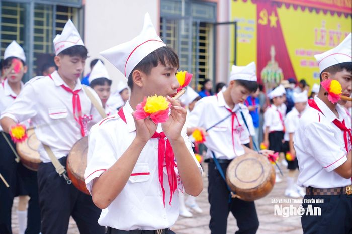 Trong đội hình, tiết mục sáo trúc cất lên những giai điệu tha thiết về tình yêu quê hương, đất nước, khiến không khí thêm xúc động. Trong ảnh: Đội viên Đội Song Tiến (xã Tân Châu) say sưa thổi sáo. Ảnh: Đình Tuyên