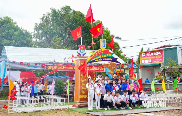 Ngoài phần duyệt nghi thức Đội, nhiều địa phương còn tổ chức hội trại, văn nghệ, thể thao… tạo nên bầu không khí rộn ràng, chan chứa niềm tự hào trong ngày kỷ niệm 80 năm Cách mạng Tháng Tám và Quốc khánh 2/9. Những hoạt động ấy không chỉ đem lại sân chơi bổ ích cho thiếu nhi mà còn góp phần bồi đắp tình yêu quê hương, đất nước, khơi dậy niềm tự hào dân tộc trong thế hệ trẻ. Ảnh: Đình Tuyên