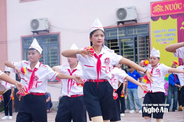 Các em nhỏ thể hiện tiết mục múa, góp phần làm không khí thêm rộn ràng, ý nghĩa. Ảnh: Đình Tuyên