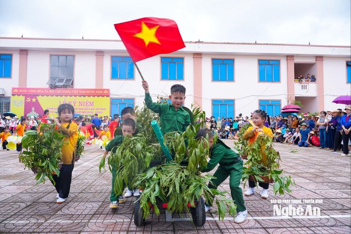 Tiết mục văn nghệ đầy ý nghĩa của các em nhỏ Chi đội Phong Nhạn, xã Tân Châu, góp thêm sắc màu tươi vui cho ngày hội Độc lập. Ảnh: Đình Tuyên