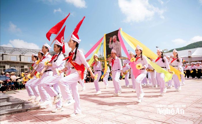 Trong hội thi, các chi đội có từ 70 – 80 đội viên lần lượt trải qua các nội dung: diễu hành, điểm số, nghi lễ chào cờ, tập hợp đội hình, chỉnh đốn đội ngũ và biểu diễn múa đồng diễn... Ảnh: Hiếu Hoàng