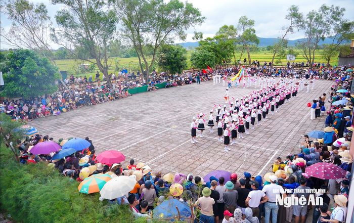 Hội thi duyệt nghi thức Đội và cắm trại Hè là dịp khơi dậy tình đoàn kết, sáng tạo của nhân dân nói chung và tuổi trẻ nói riêng. Hội thi còn là dịp để các em đội viên thể hiện tính thống nhất trong tổ chức Đội, nhằm giáo dục toàn diện cho đội viên về tư thế, tác phong đến cử chỉ, hành động, ngôn ngữ, tạo thói quen nhanh nhẹn, chính xác, hoạt bát trong cuộc sống. Ảnh: Đình Tuyên