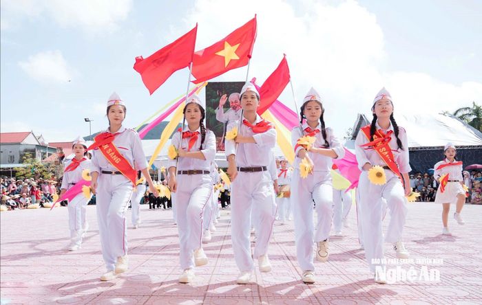 Duyệt nghi thức Đội ở các khối, xóm diễn ra tưng bừng, sôi nổi với sự chuẩn bị công phu. Thiếu niên, nhi đồng được các anh chị thanh niên tận tình hướng dẫn, tập luyện nhiều ngày. Trong ảnh: Phần thi nghi thức Đội của Chi đội Lý Tự Trọng, xã Tân Châu. Ảnh: Hiếu Hoàng