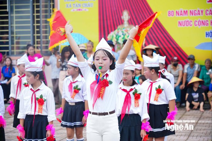Em Khánh Vy - Liên đội trưởng Chi đội Phúc Nhạn (xã Tân Châu) xúc động chia sẻ: “Em rất tự hào khi được tham gia hội thi trong ngày lễ lớn của dân tộc. Đây là dịp để chúng em rèn luyện, trưởng thành và thêm yêu Tổ quốc mình. Ảnh: Đình Tuyên