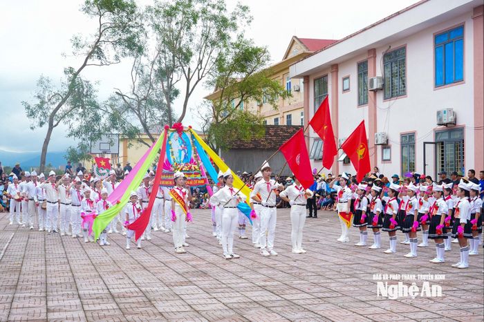 Đối với người dân Việt Nam dù ở đâu, bất kỳ nơi nào, Lễ Chào cờ luôn là một nghi lễ thiêng liêng, cao quý. Lễ Chào cờ thể hiện tình yêu thiết tha với Tổ quốc, lòng tự hào dân tộc của mỗi con người Việt Nam. Không những thế, Lễ Chào cờ chính là giây phút mà chúng ta được sống lại với quá khứ đấu tranh hào hùng của các bậc cha anh đi trước, đồng thời, khơi dậy lòng nhiệt huyết, tự tôn dân tộc và khát vọng cống hiến của mỗi người dân chúng ta. Ảnh: Đình Tuyên