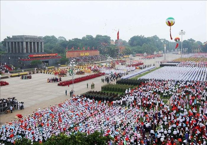 Sáng 10/10/2010, tại Quảng trường Ba Đình Hà Nội diễn ra Lễ diễu binh, diễu hành chào mừng Đại lễ kỷ niệm 1000 năm Thăng Long - Hà Nội.