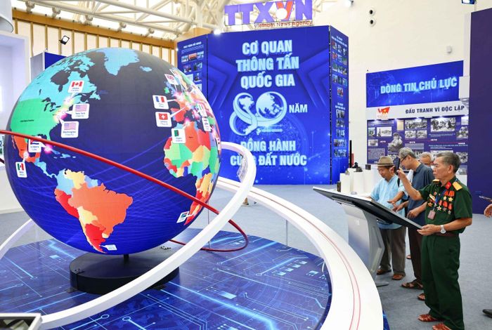 Khách tham quan trải nghiệm các ứng dụng công nghệ của Thông tấn xã Việt Nam (TTXVN) tại Triển lãm thành tựu Đất nước với chủ đề "80 năm Hành trình Độc lập - Tự do - Hạnh phúc".