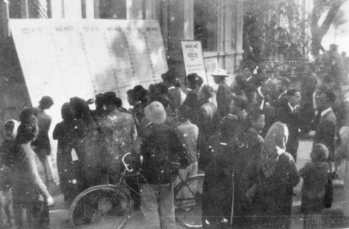 Cử tri Thủ đô xem danh sách, tiểu sử các đại biểu ra ứng cử (1946).