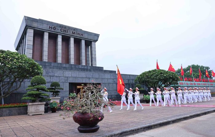 Nghi thức buổi lễ chào cờ thiêng liêng trước Lăng Chủ tịch Hồ Chí Minh.