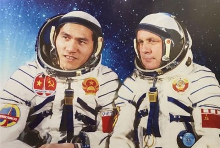 Trung tướng Phạm Tuân (bên trái) là người Việt Nam đầu tiên bay vào vũ trụ.