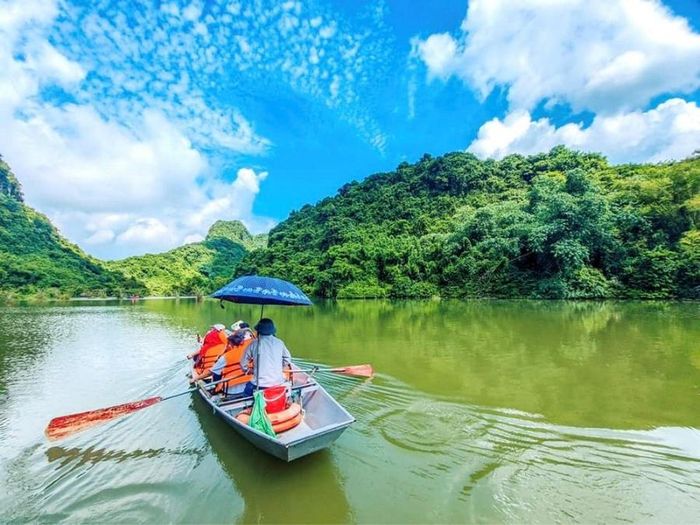 Thuyền xuôi theo dòng sông Sào Khê phẳng lặng