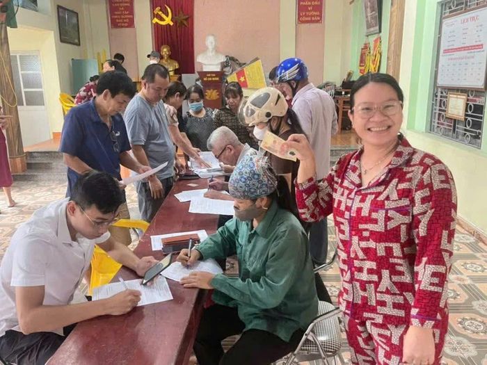 Người dân phấn khởi được nhận quà Tết Độc lập.