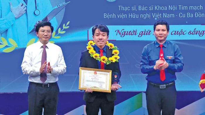 Bác sĩ Trần Thanh Toàn nhận giải thưởng “Gương mặt trẻ Quảng Bình tiêu biểu năm 2024” - Ảnh: T.T