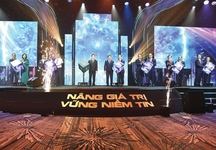 Phó Thủ tướng Chính phủ Hồ Đức Phớc, Bộ trưởng Bộ Tài chính Nguyễn Văn Thắng cùng các đại biểu thực hiện nghi thức ra mắt Hệ thống công nghệ thông tin mới cho thị trường chứng khoán.