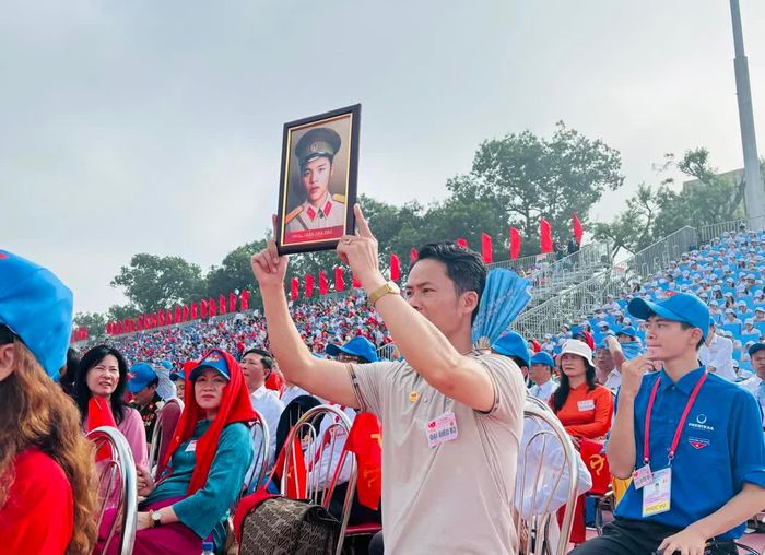 Trên khán đài có một vị khách đặc biệt là Liệt sĩ Trần Văn Phú được người thân đưa đến để chứng kiến những đổi thay của dân tộc. Ảnh: Vân Hà 